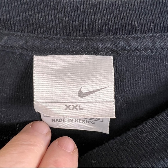 NIKE Long Sleeve Graphic Tee. Size XXL. 100% Cotton. Ribbed cuffs. Black w/Logo - Picture 5 of 7